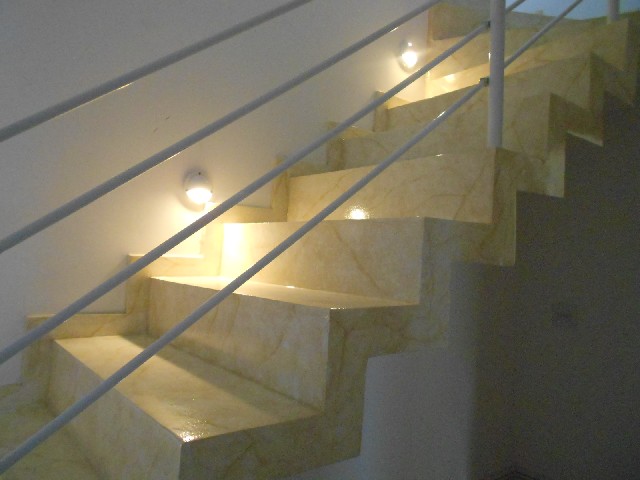Foto 1 - Acabamento marmorizado em escadas caracol